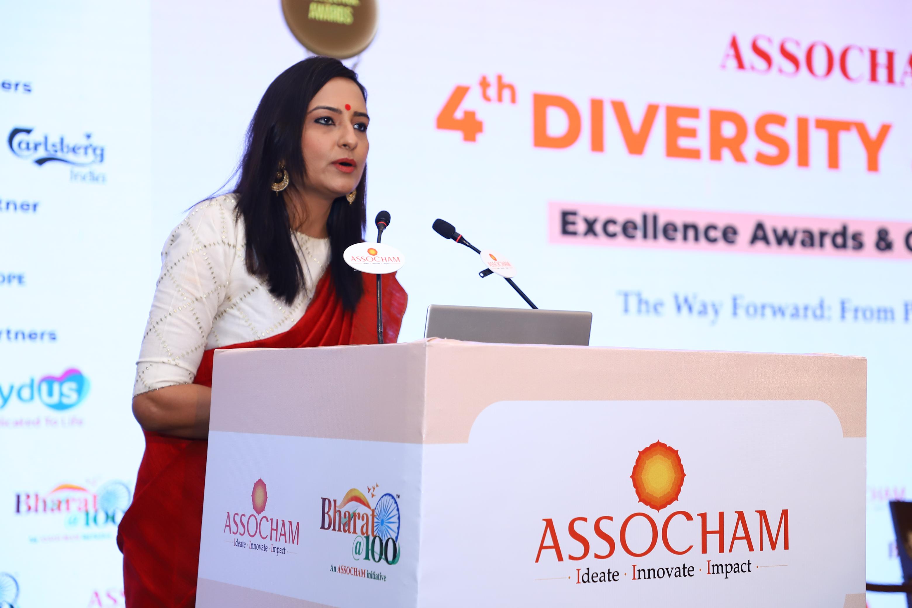 Best Female Emcee in Delhi/Gurgaon hosting Awards and Conference Assocham Event